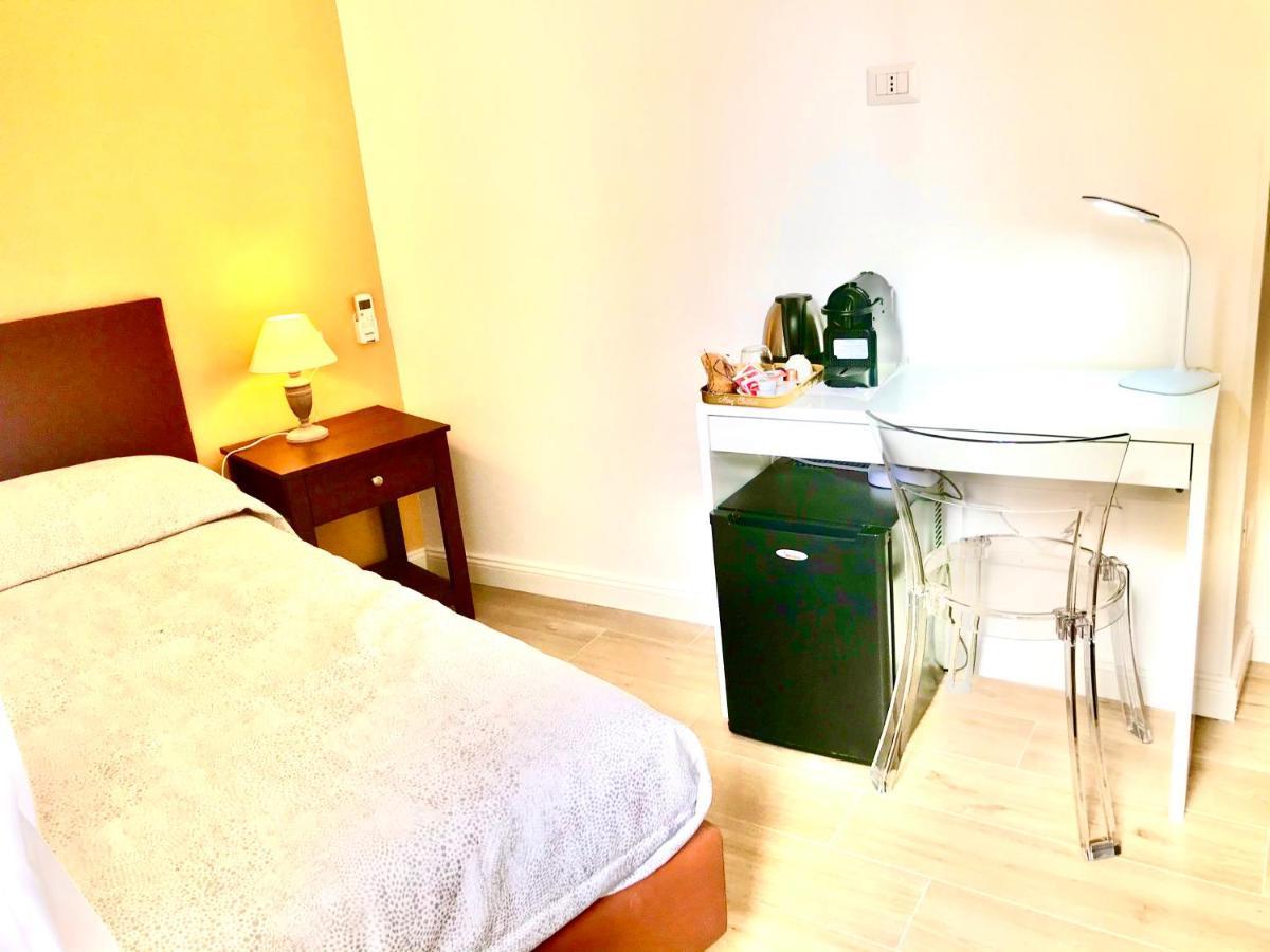 agorà singola con bagno privato adiacente Nápoles Exterior foto