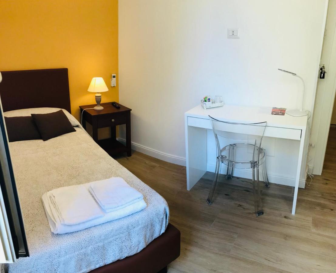 agorà singola con bagno privato adiacente Nápoles Exterior foto